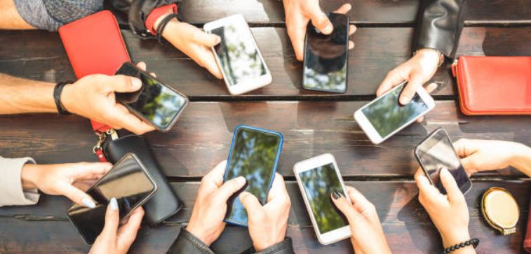 apps moviles Muchos celulares sontenidos con las manos