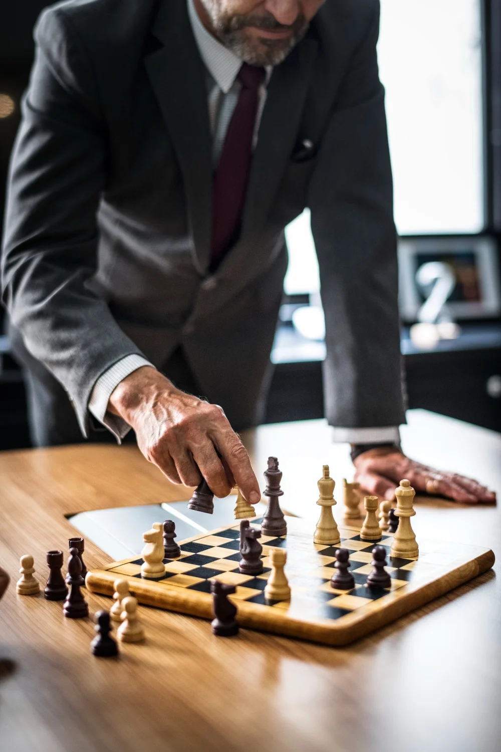 25165 persona competitiva jugando ajedrez
